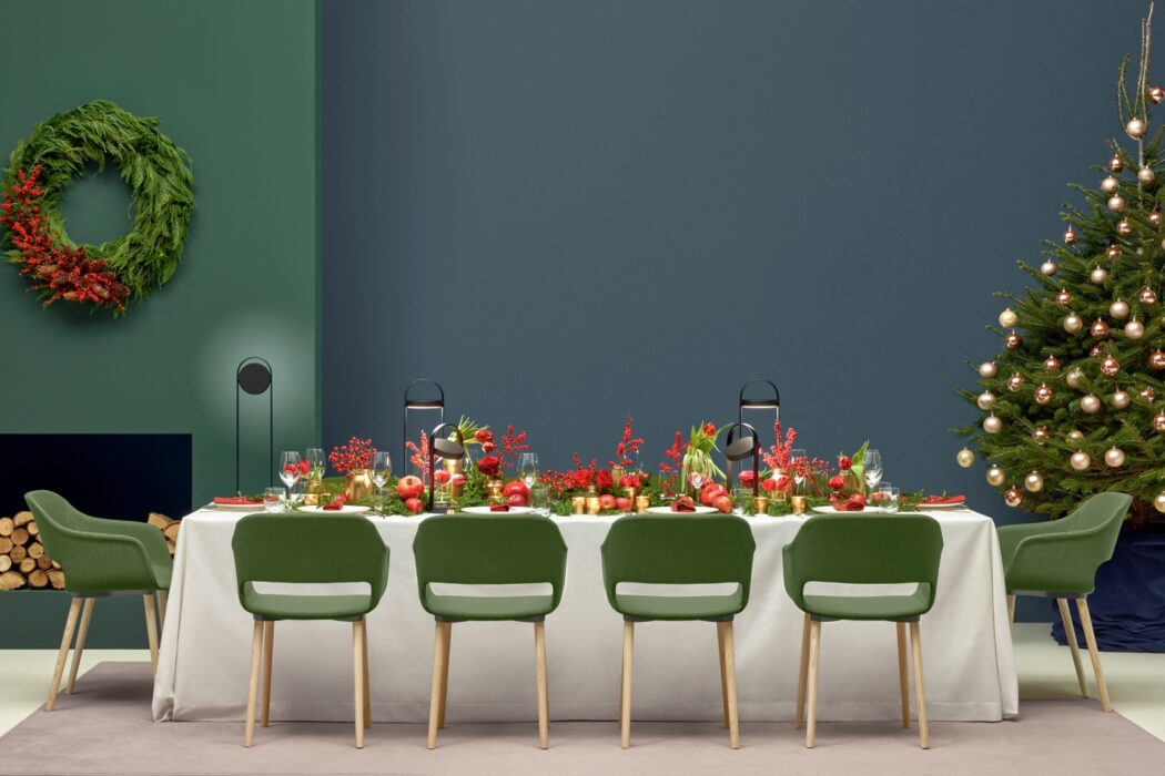 Esstisch mit grünen Pedrali Posterstühlen vor einem Weihnachtsbaum